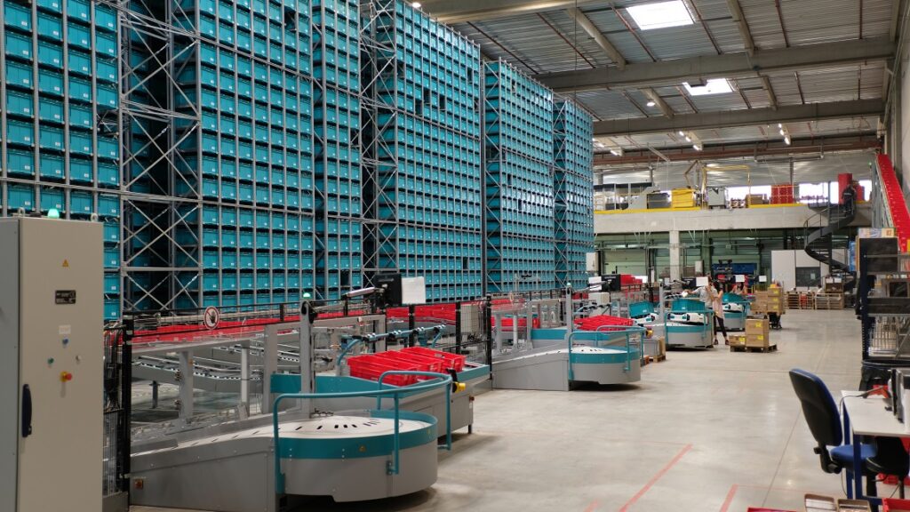 机器人电子商务解决方案，比传统货架占用更少的仓库空间